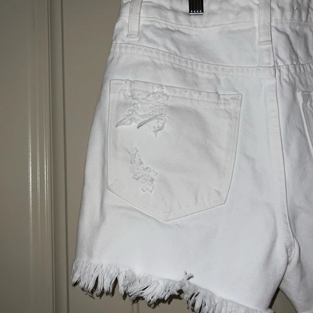 KANCAN -WOMEN’S WHITE SHORT CUT- OFF DISTRESSED